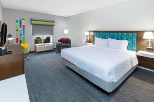 King Suite - Non-Smoking room in Hampton Inn & Suites Tulsa-Woodland Hills