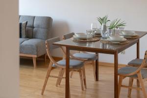 Spacious & Bright Apartment with Parking Poznań by Renters