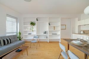 Spacious & Bright Apartment with Parking Poznań by Renters