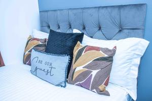 TD M-Gold Dudley Luxurious 3 Bedrooms House-PARKING-PERFECT FOR CONTRACTORS-FAMILIES-LONG & SHORT STAY