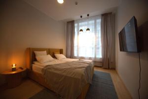 Bright 3BR Apartment in Old Town AC control