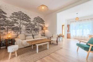 Spacious house with 4 bedrooms & garden, near tram