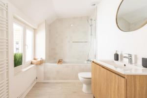 2 BR house w terrace, near train stations & metro