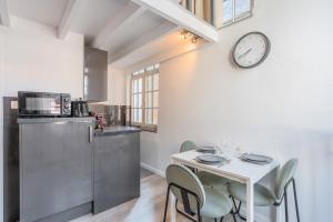 Atypical triplex near Grand Place with terrace