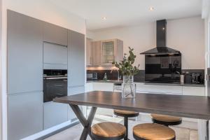 House 4bed 2bath with garden and private parking.