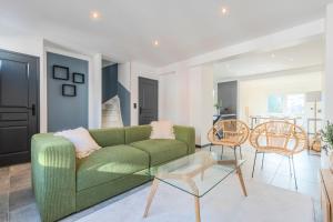 House 4bed 2bath with garden and private parking.