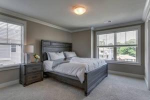 Elegant 4 King Belmont Retreat with 2 Living Rooms, Walk to Belmont and Vanderbilt, Near 12 South, Music Row & The Gulch, Large Dining Table, Smart TVs, Parking, 24 Hr Hospitality
