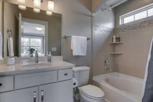 Elegant 4 King Belmont Retreat with 2 Living Rooms, Walk to Belmont and Vanderbilt, Near 12 South, Music Row & The Gulch, Large Dining Table, Smart TVs, Parking, 24 Hr Hospitality