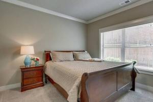 Elegant 4 King Belmont Retreat with 2 Living Rooms, Walk to Belmont and Vanderbilt, Near 12 South, Music Row & The Gulch, Large Dining Table, Smart TVs, Parking, 24 Hr Hospitality