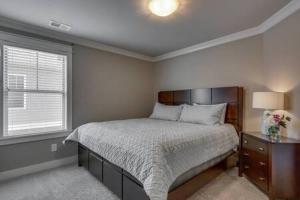 Elegant 4 King Belmont Retreat with 2 Living Rooms, Walk to Belmont and Vanderbilt, Near 12 South, Music Row & The Gulch, Large Dining Table, Smart TVs, Parking, 24 Hr Hospitality