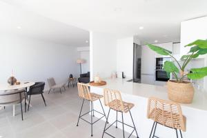 Global Properties, Moderno apartamento de dos terrazas con increibles vistas al mar