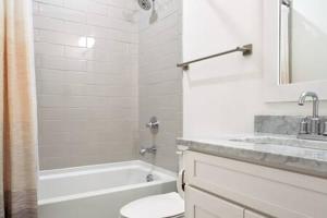 Hillsboro Village Rooftop Retreat with City Views, Sleep 12 with Gourmet Kitchen, Smart TVs & Garage, Walk to Vanderbilt, Pancake Pantry and Boutique Shopping, Minutes to Broadway, 12 South and The Parthenon, Perfect for Groups, 24Hr Hospitality