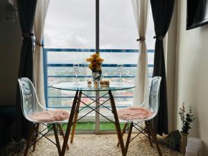 Bright Studio Sleeps 3 with Parking and City view