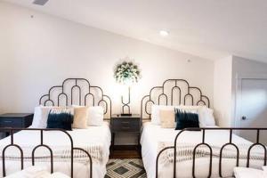 Luxury Hillsboro Village Rooftop Retreat, Peloton,Sleep 12 with Gourmet Kitchen, Smart TVs & Garage, Walk to Vanderbilt, Pancake Pantry & Boutique Shopping, Minutes to Broadway, 12 South & The Parthenon , 24 Hr Hospitality