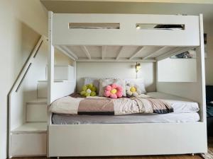 Bright Studio Sleeps 3 with Parking and City view