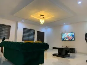 Charming & Cozy 1-BDR Apt - Mini Flat - 247 Power, Kitchen, Wi-Fi, DSTV, Netflix, 5 mins from the Airports - Onigbongbo