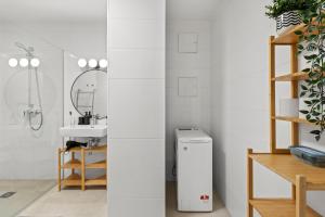 1 Min to Public Transport - 3 Min to Supermarket and Pharmacy - On-Site Parking for 19,90 Eur