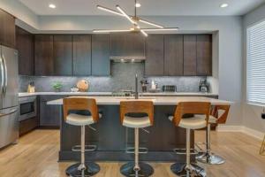 Stylish 4Bed Retreat with Rooftop, Garage, Peloton, Sleeps 12, Fire Table, Gourmet Kitchen, Cozy Living Space, Dedicated Parking, Near Distilleries, Marathon Village and Nightlife, Chic Skyline Views, 24 Hour Hospitality