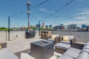 Stylish 4Bed Retreat with Rooftop, Garage, Peloton, Sleeps 12, Fire Table, Gourmet Kitchen, Cozy Living Space, Dedicated Parking, Near Distilleries, Marathon Village and Nightlife, Chic Skyline Views, 24 Hour Hospitality