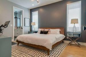 Stylish 4Bed Retreat with Rooftop, Garage, Peloton, Sleeps 12, Fire Table, Gourmet Kitchen, Cozy Living Space, Dedicated Parking, Near Distilleries, Marathon Village and Nightlife, Chic Skyline Views, 24 Hour Hospitality