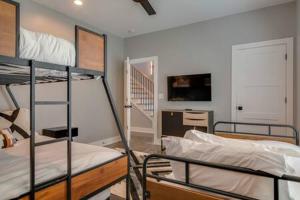 Stylish 4Bed Retreat with Rooftop, Garage, Peloton, Sleeps 12, Fire Table, Gourmet Kitchen, Cozy Living Space, Dedicated Parking, Near Distilleries, Marathon Village and Nightlife, Chic Skyline Views, 24 Hour Hospitality