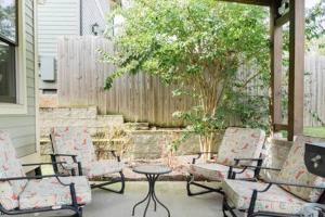 1-Story Family Home with Fenced Yard, Grill, Parking, Sleeps 10, 5 Mins to Five Points & Nissan Stadium, Smart TVs, Pet-Friendly Yard, Patio for BBQs, Ideal Nashville Getaway for Families, 24 Hr Hospitality