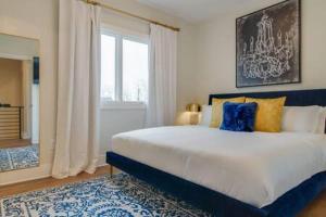 Spacious 4BR, Rooftop Patio, Garage, Walkable to Local Faves, 5 Mins to Nissan Stadium, Less than 10 Mins to Broadway, 24 Hr Hospitality, Great for Groups