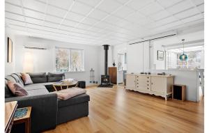 Cozy Home In Hundested With Kitchen