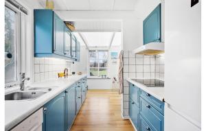 Cozy Home In Hundested With Kitchen