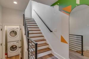 Chic Retreat, Garage, Rooftop patio, Walkable to Local Faves, 5 Mins to Nissan Stadium, Less than 10 Mins to Broadway, 24 Hr Hospitality, Great for Groups