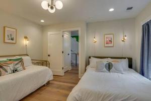 Chic Retreat, Garage, Rooftop patio, Walkable to Local Faves, 5 Mins to Nissan Stadium, Less than 10 Mins to Broadway, 24 Hr Hospitality, Great for Groups