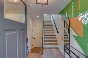 Chic Retreat, Garage, Rooftop patio, Walkable to Local Faves, 5 Mins to Nissan Stadium, Less than 10 Mins to Broadway, 24 Hr Hospitality, Great for Groups