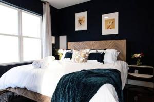 Luxury Open Plan Twin Homes in Hillsboro Village, Sleep 24 with Rooftops, Gourmet Kitchens & Smart TVs, Walk to Vanderbilt, Pancake Pantry & Fido, Garage Parking, Peloton, & 24H Hospitality, 10 Min to Broadway & The Parthenon