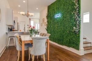 Luxury Open Plan Twin Homes in Hillsboro Village, Sleep 24 with Rooftops, Gourmet Kitchens & Smart TVs, Walk to Vanderbilt, Pancake Pantry & Fido, Garage Parking, Peloton, & 24H Hospitality, 10 Min to Broadway & The Parthenon