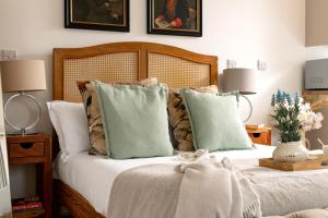 Meadow Cottage - Secluded Woodland Cottage with Private Hot Tub