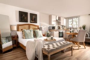 Meadow Cottage - Secluded Woodland Cottage with Private Hot Tub