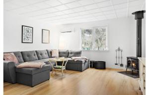 Cozy Home In Hundested With Kitchen