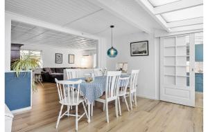 Cozy Home In Hundested With Kitchen