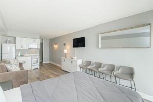 Beautiful Oceanfront Queen Suite-Recently Updated! Sea Mist 20407