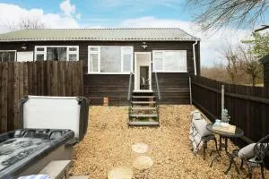 Dreamwood - Woodland Cottage with Private Hot Tub - Farnham