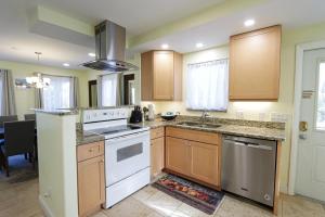 Beautifully Updated, 4 Bedroom Pool Home, 50 Yards to the Beach!! Captiva Escapade