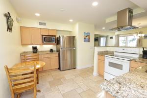 Beautifully Updated, 4 Bedroom Pool Home, 50 Yards to the Beach!! Captiva Escapade
