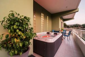 Greek Style Apartment with Jaquzzi & Barbeque