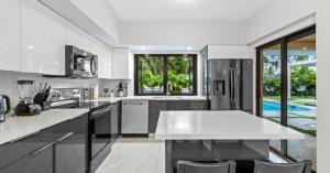 Entertaining Villa Fun Games Mini Golf Grill