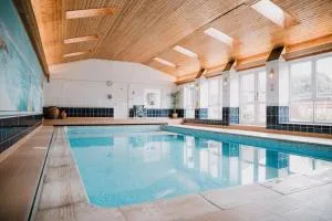 Vast, Elegant Home with Indoor Pool & Sauna near Popular Golf Course - 普利斯提恩