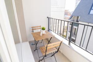 New Modern & Cozy apartment with FREE Private parking and EV charging station