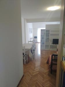 Monoambiente amplio y luminoso muy cerca de universidades y sanatorios.