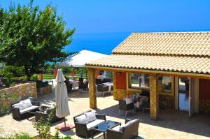 Studio Apartments with large swimming pool and Sea view at Pelekas Beach, Corfu