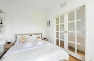 Plac Konstytucji 2 by NYX Apart