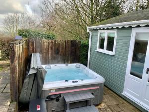 The Summerhouse, countryside retreat with private hot tub